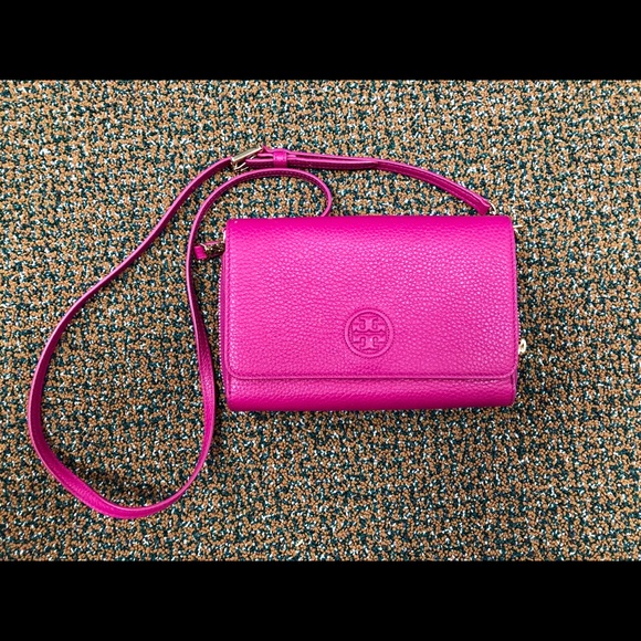 Tory Burch Handbags - Awesome Tory Burch Crossbody Bag - LIKE NEW!!!!!